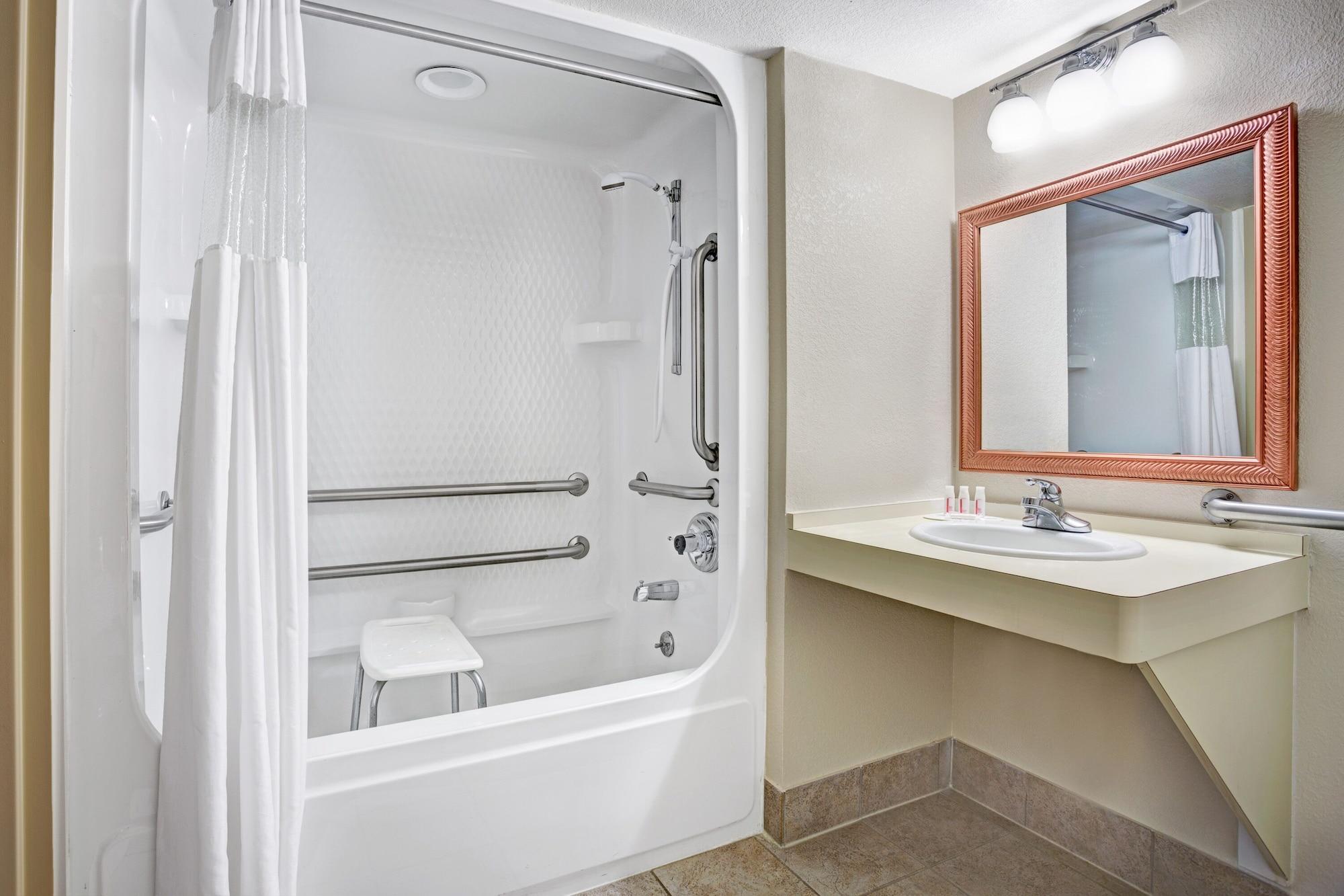 Travelodge By Wyndham Iowa City Exterior photo