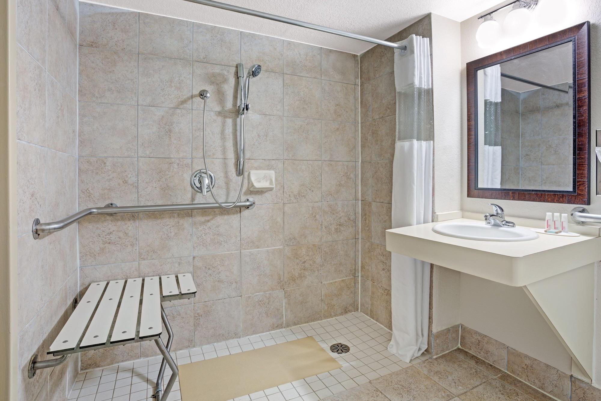 Travelodge By Wyndham Iowa City Exterior photo