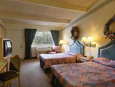 Travelodge By Wyndham Iowa City Room photo